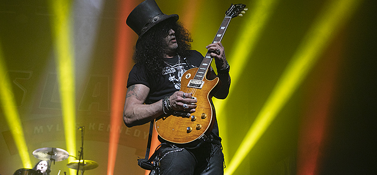 Slash Fires Up The Warfield